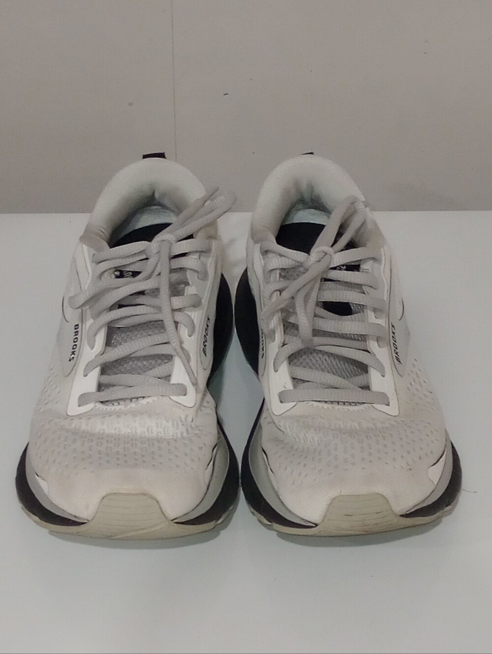 Pre-Loved |Women's Brooks Trace 3 Running Shoes | Size 6.5 | White Oyster Black